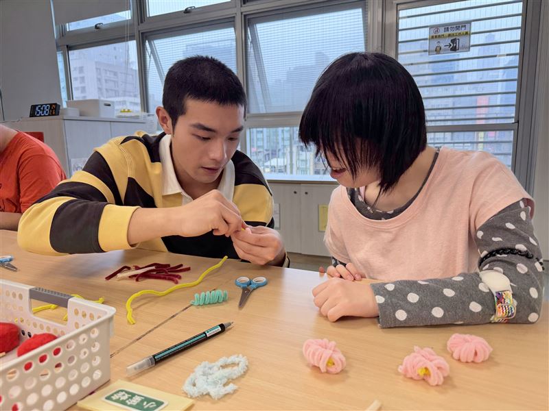 牧森與學員們製作馬年造型棒棒糖。（圖／周子娛樂提供）