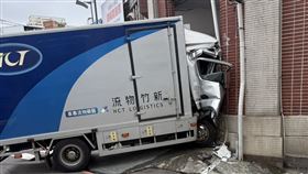 東門派出所,貨車,撞擊,新竹（圖／民眾提供）