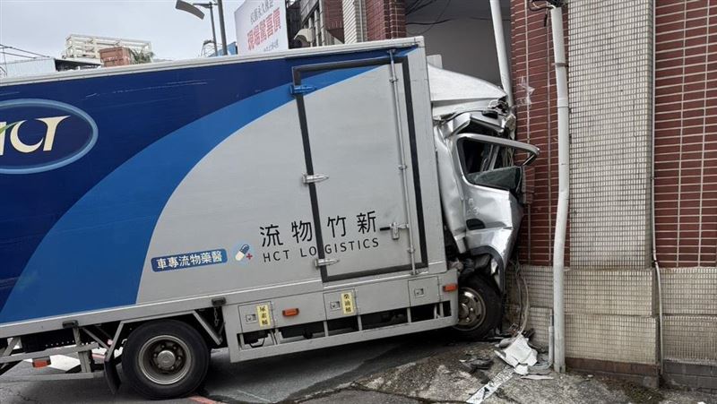 新／東門圓環繞一繞…小貨車猛撞派出所