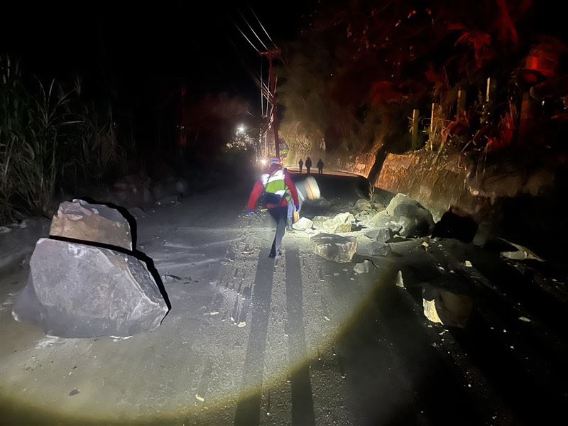 大安產業連絡道有大批落石砸落。（圖／翻攝畫面）
