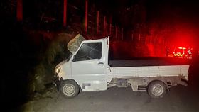 玻璃,貨車,巨石,落石,人員,產業,產業道路,苗栗,泰安,移工（圖／翻攝畫面）