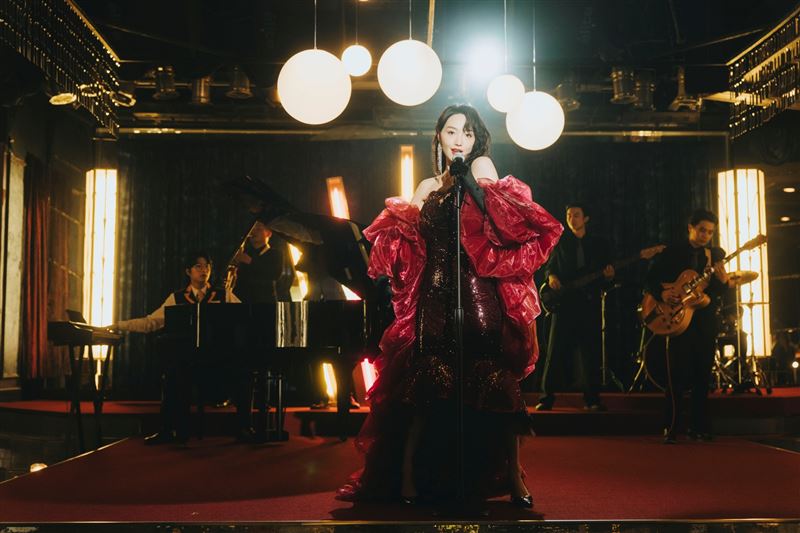 蔡思韵飾演來自香港的當紅女星「梁如嫣」，展現巨星風采。（圖／一念電影提供）