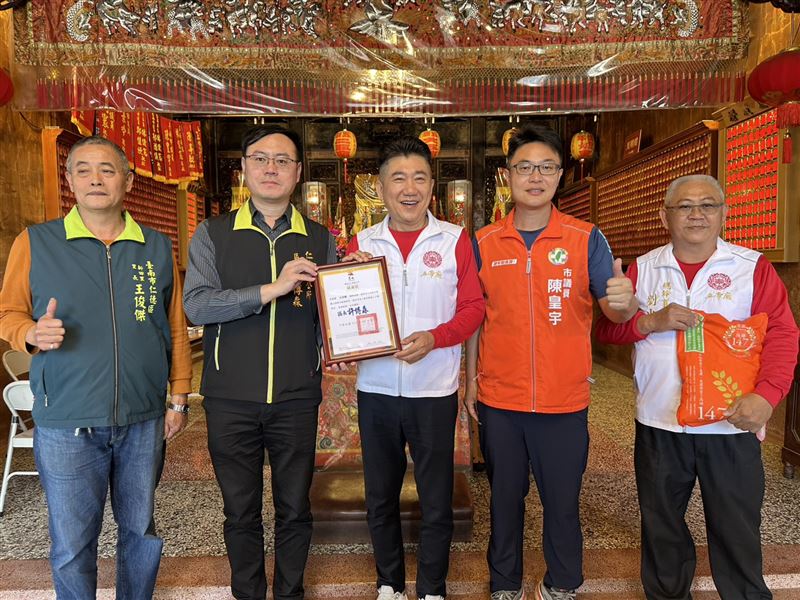 寒冬濟世金發放，將愛心資源送至有需要的低收入戶家庭，仁德區長 許博森親臨現場頒發感謝狀。（左至右為仁德區里長王俊傑、仁德區長許博森、五帝廟主委王明正、台南市議員陳皇宇、五帝廟總幹事劉中安）。（圖／主辦單位提供）