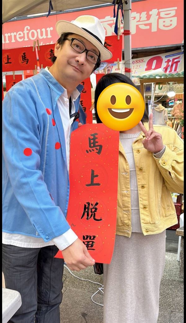 九孔寫春聯送民眾。（圖／Threads@venessa_taro授權提供）