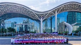 馬光醫療網領航中醫產業，斥資千萬於高雄展覽館舉辦年度尾牙晚會。新婚Lulu再掌舵主持，孫盛希、玖壹壹聯袂演出，展現幸福職場承諾。（圖／業者提供）
