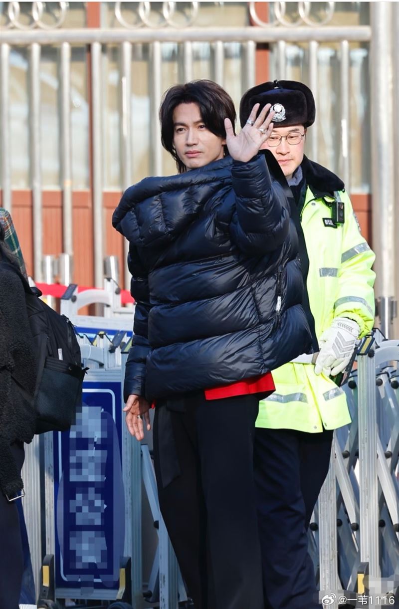 言承旭被目擊現身央視大樓，參加春晚活動彩排。（圖／翻攝自微博）