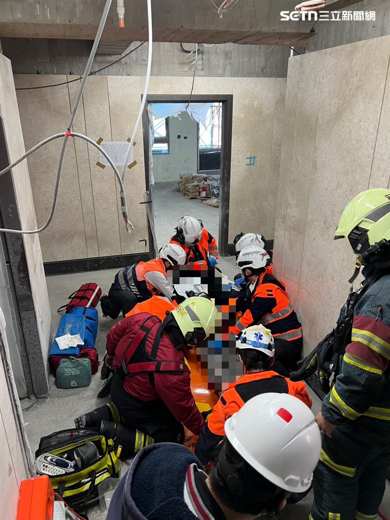 北市和平東路三段工地發生工安意外，林姓工人從12樓失足掉落到7樓。（圖／翻攝畫面）