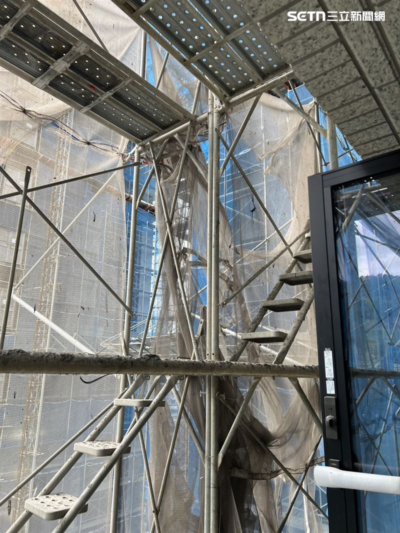 北市和平東路三段工地發生工安意外，林姓工人從12樓失足掉落到7樓。（圖／翻攝畫面）