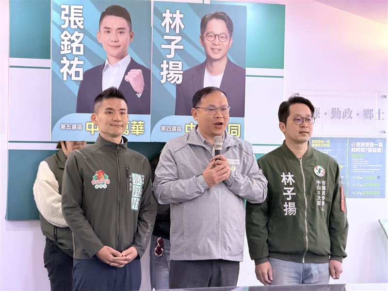 民進黨立委王義川今（9）日上午陪同中正萬華市議員擬參選人張銘佑、中山大同市議員擬參選人林子揚赴民進黨台北市黨部登記初選。（圖／正國會辦公室提供）