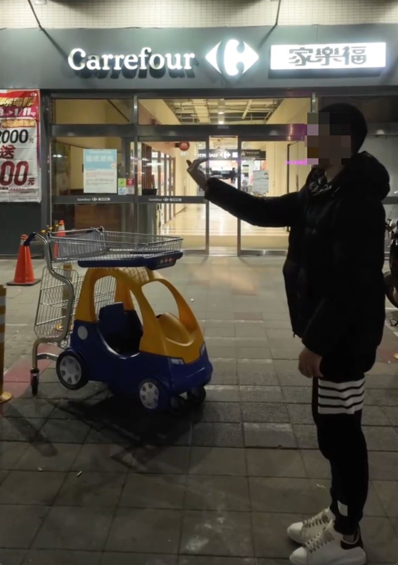 2名男子前往大賣場內模仿拍攝「重慶重機」。（圖／翻攝畫面）
