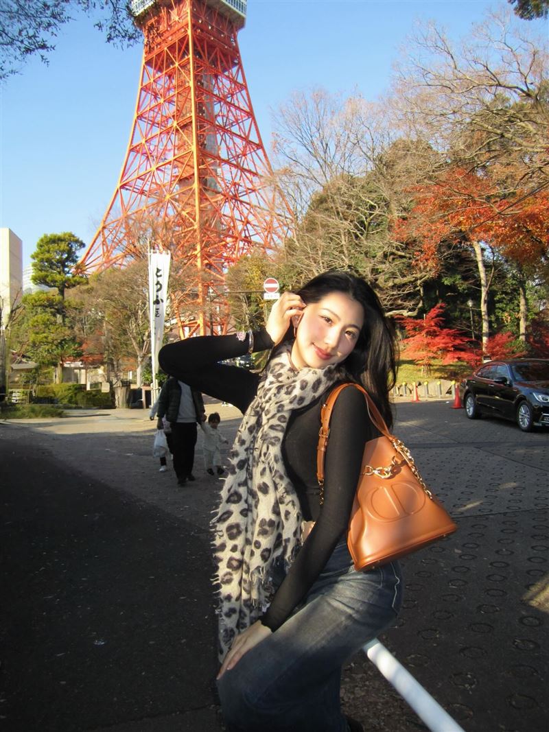 Amanda「白富美」形象吸引大批粉絲追蹤。（圖／翻攝自Amanda Threads）