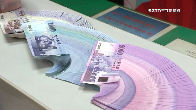 臨櫃換鈔開跑! 民眾捧20萬現金換"五色新鈔"