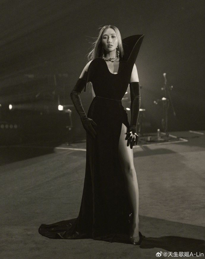 A-Lin到成都開唱，突撩裙擺大秀美腿。（圖／翻攝自A-Lin微博）