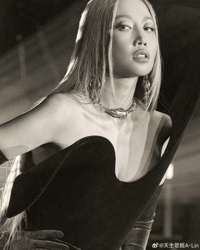 A-Lin身穿定製戰袍，狂送「長輩福利」。（圖／翻攝自A-Lin微博）