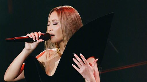 笑喊2福利要加錢！A-Lin火辣空心戰袍曝光