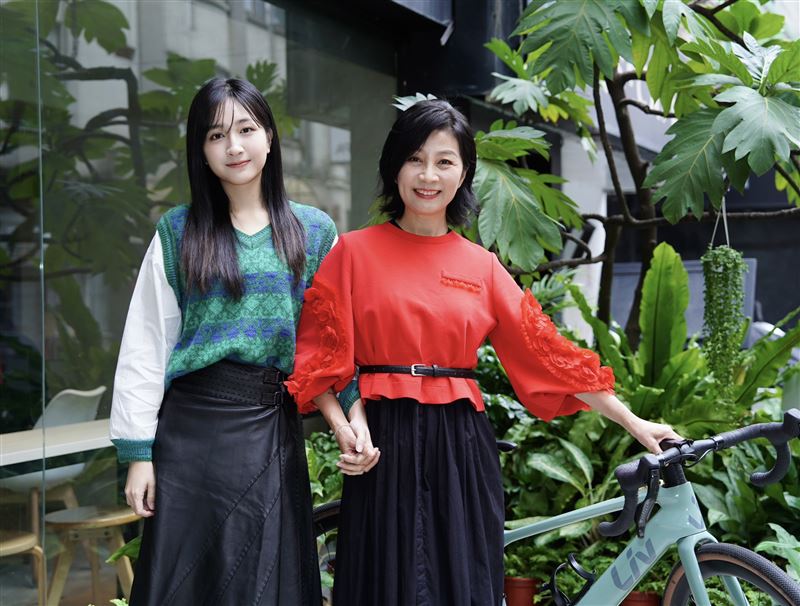 方文琳（右）和女兒于齊薇分享環島心得。（圖／記者趙于瑩攝影）