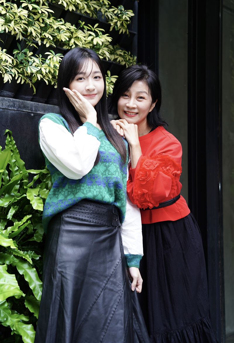 于齊薇（左）得知媽媽罹癌難過哭了。（圖／記者趙于瑩攝影）