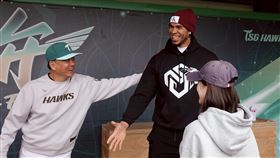 雄鷹洋砲魔鷹到訓練基地「皇鷹學院」熟悉環境。（圖／中央社）