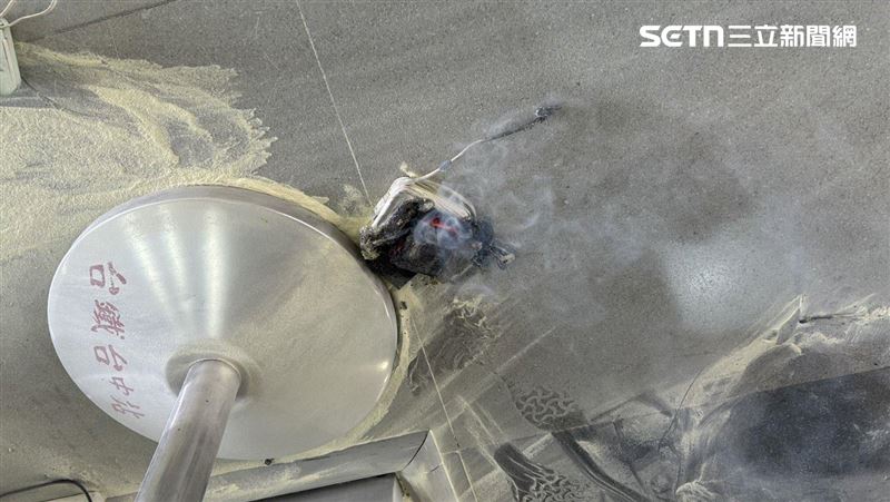 台中車站行動電源自燃！背包竄煙嚇壞旅客