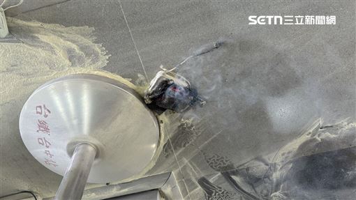 台中車站行動電源自燃！背包竄煙嚇壞旅客