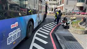 新北,新莊,公車,機車騎士,車禍。（圖／翻攝畫面）