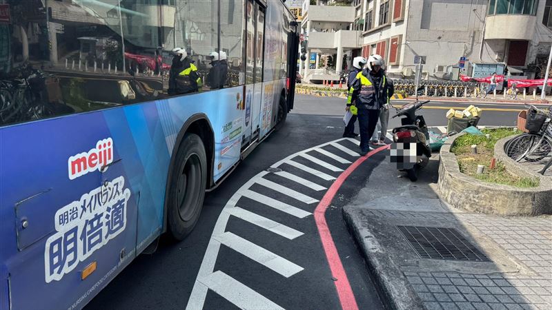 新莊區中正路與中華路口，發生公車擦撞機車事故。（圖／翻攝畫面）