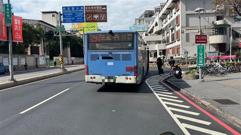 新莊區中正路與中華路口，發生公車擦撞機車事故。（圖／翻攝畫面）