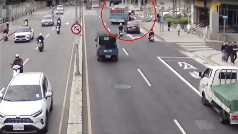 新莊區中正路與中華路口，發生公車擦撞機車事故。（圖／翻攝畫面）