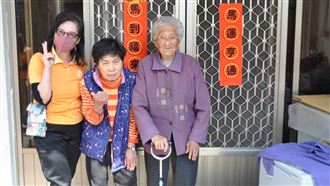失能媳婦照顧106歲婆婆　駝背撐起這個家