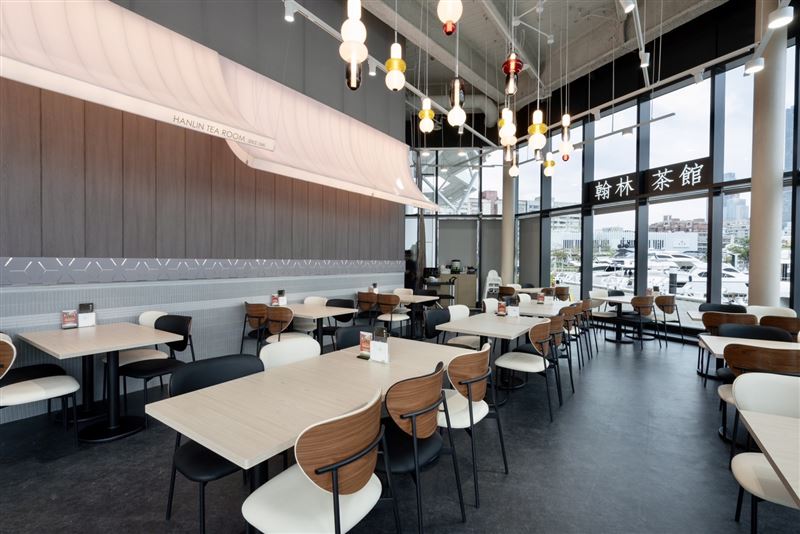 高雄FOCUS店設計靈感以將品牌名稱「翰林茶館」四字如屋脊般的字形意象為核心。（圖／品牌業者提供）