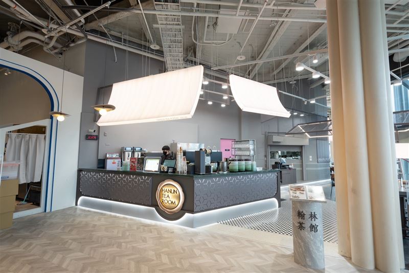 翰林茶館進駐高雄亞灣區、緊鄰高雄流行音樂中心的FOCUS 13珊瑚廣場，打造指標性的全新店型「高雄FOCUS店」。（圖／品牌業者提供）