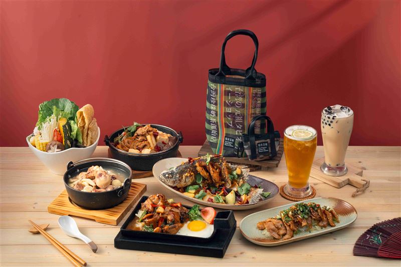 翰林茶館新春推出「原創珍奶版隨行茄芷袋」與「熊貓珍奶版隨行茄芷小廢包」兩款年味十足的限量週邊。（圖／品牌業者提供）