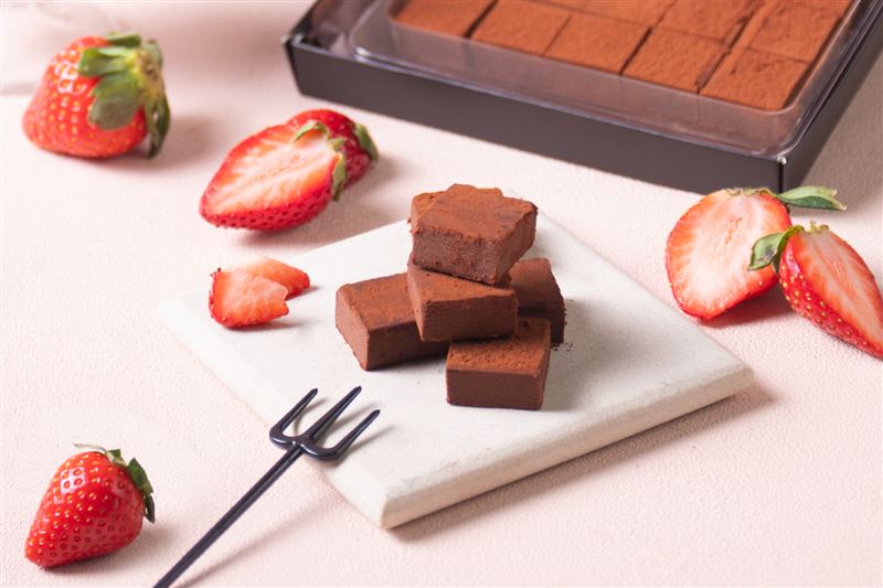 BAC草莓生巧克力禮盒。（圖／品牌業者提供）