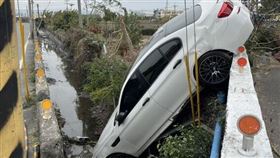 彰化,大村,BMW 840i,垂直插水溝,駕駛,肇事,消失（圖／民眾提供）