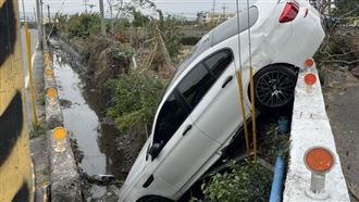 BMW 840i「直插水溝」慘撞曝！駕駛竟消失