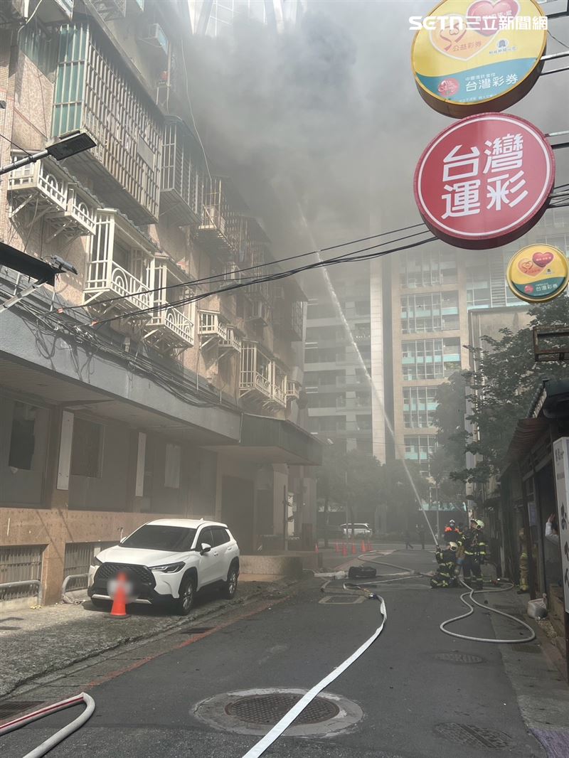 北市林女睡覺時點燃香氛蠟燭，卻引發火警導致蔡翁嗆傷。（圖／翻攝畫面）