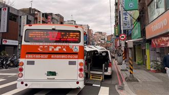 驚悚畫面曝！板橋公車轉彎「猛撞長照車」