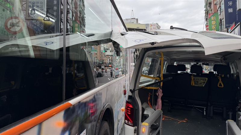 新北市板橋區忠孝路、四川路一段，公車轉彎擦撞長照車，玻璃碎裂掉滿地。（圖／翻攝畫面）