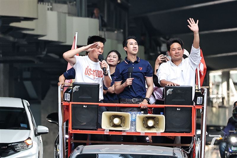 改革派「人民黨」前身為無緣當總理的皮塔領導的「前進黨」，該黨在2023年選舉掀起的橘色旋風，贏得眾院多數席次。（圖／翻攝自X平台 @Thairath_News）