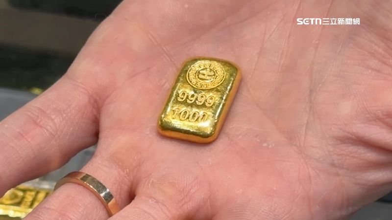 一名銀樓老闆將一塊二十萬的黃金，掉進汽車縫隙