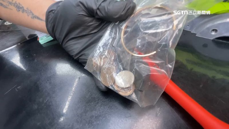 業者說椅縫裡最容易掉錢幣、飾品