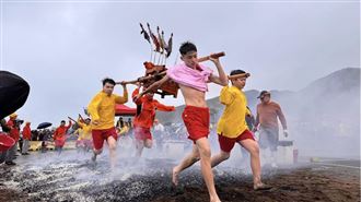百位勇者挑戰跳海水  野柳神明淨港文化祭