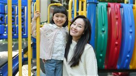 曾愷玹在《陽光女子合唱團》中收養陳意涵小孩子晴（陳蕾朵飾演）。（圖／壹壹喜喜 提供） 