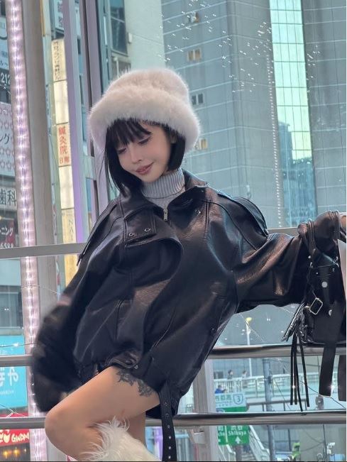 新加坡DJ網紅蘇櫻花有包手又包腳的大片的刺青，近期靠AI去除刺青，圓夢在日本出道拍AV。（圖／翻攝自Ｘ）