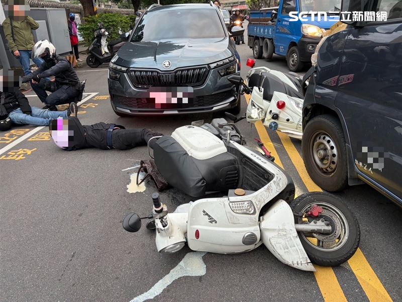 新北市板橋文德國小正門口，發生警匪追逐事件。（圖／翻攝畫面）