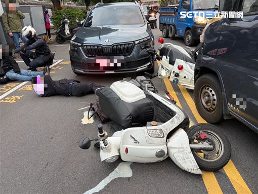 板橋警匪追逐！雙載機車拒檢衝撞釀2傷