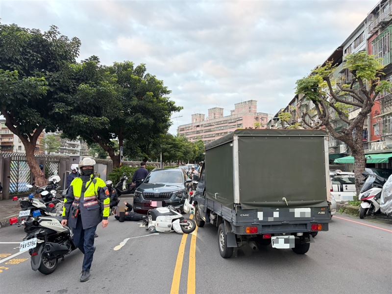新北市板橋文德國小正門口，發生警匪追逐事件。（圖／翻攝畫面）