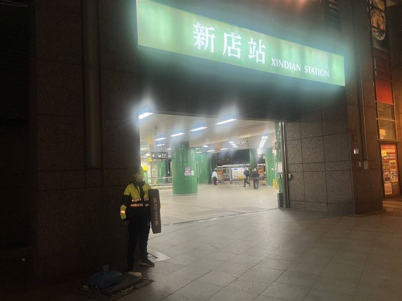 捷運新店站驚傳有人持刀，警方調閱監視器追查中。（圖／翻攝畫面）