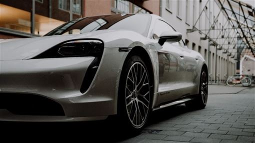 保時捷男崩潰：開豪車把的妹三觀都不正常