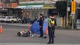 彰化伸港鄉發生死亡車禍，曳引車與電動機車發生碰撞，騎士臟器噴出身亡。（圖／翻攝畫面）